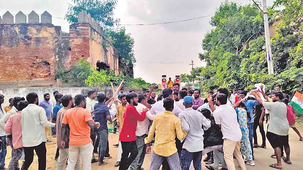 బీఆర్‌ఎస్‌ నేతపై కాంగ్రెస్‌ నాయకుల దాడి