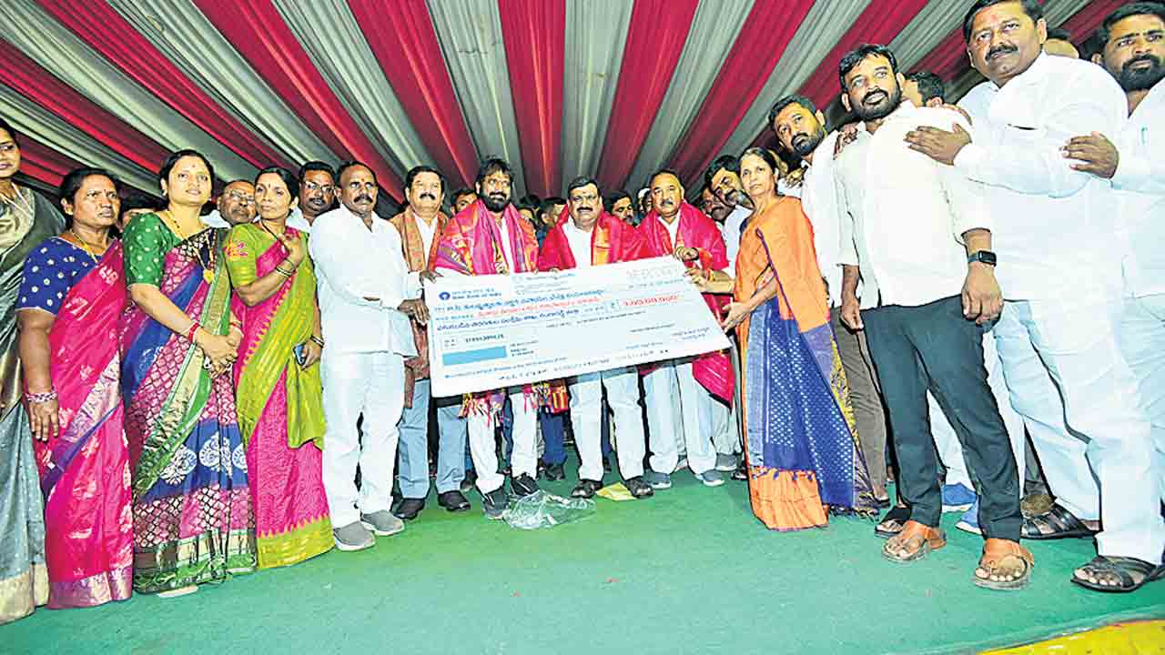 సీఎం కేసీఆర్‌ అందరిబంధువు