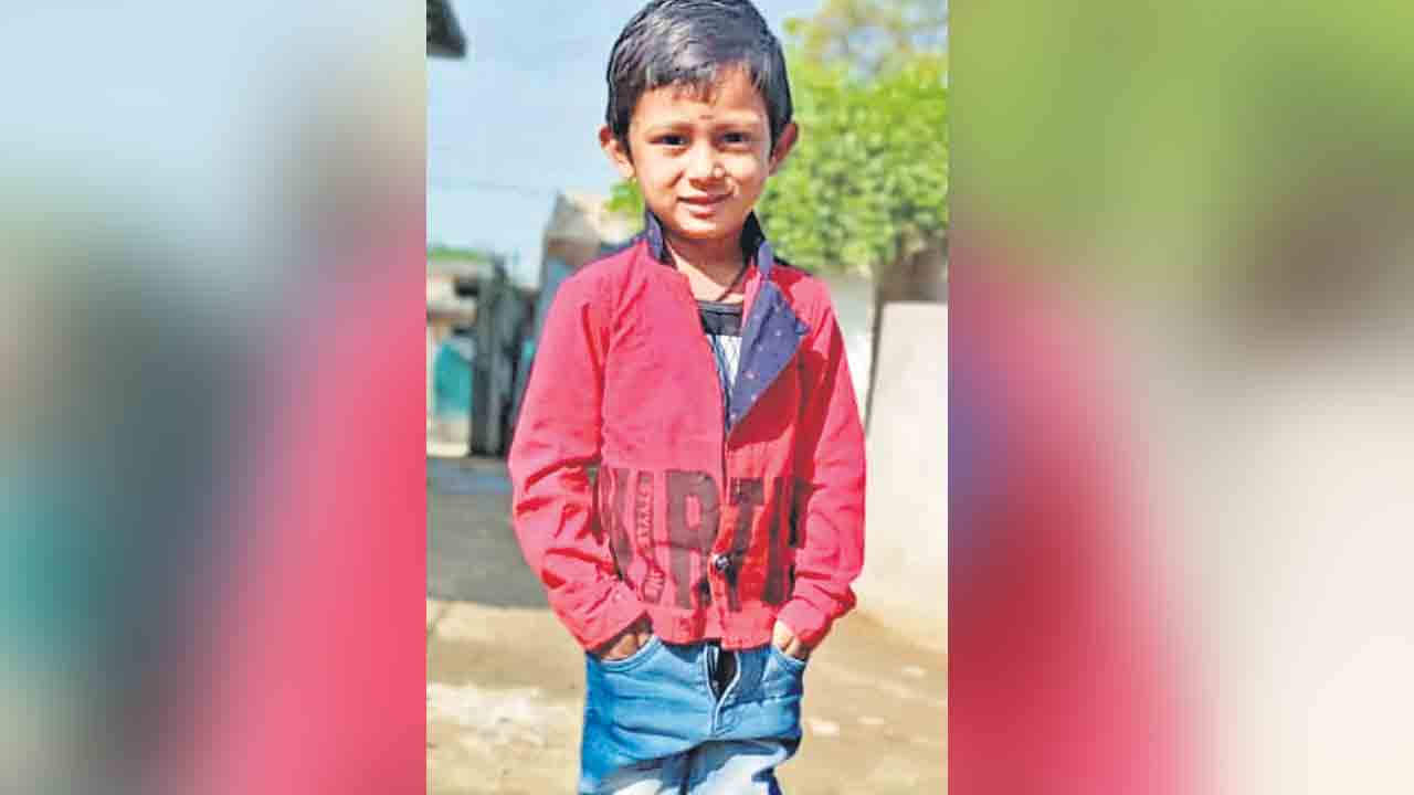 కారులో ఊపిరాడక ఖమ్మంలో చిన్నారి మృతి