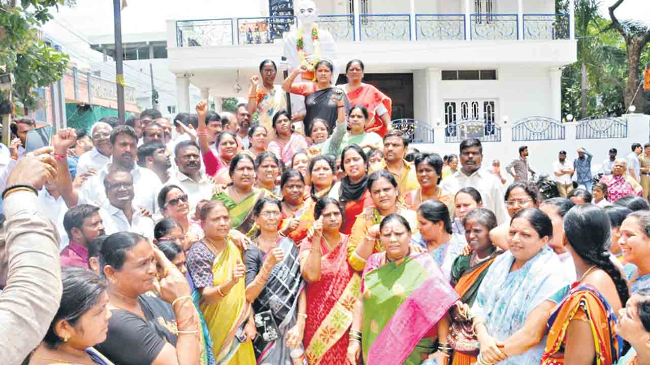 బీఆర్‌ఎస్‌ కార్యకర్తలపై… బీజేపీ రాళ్లదాడి