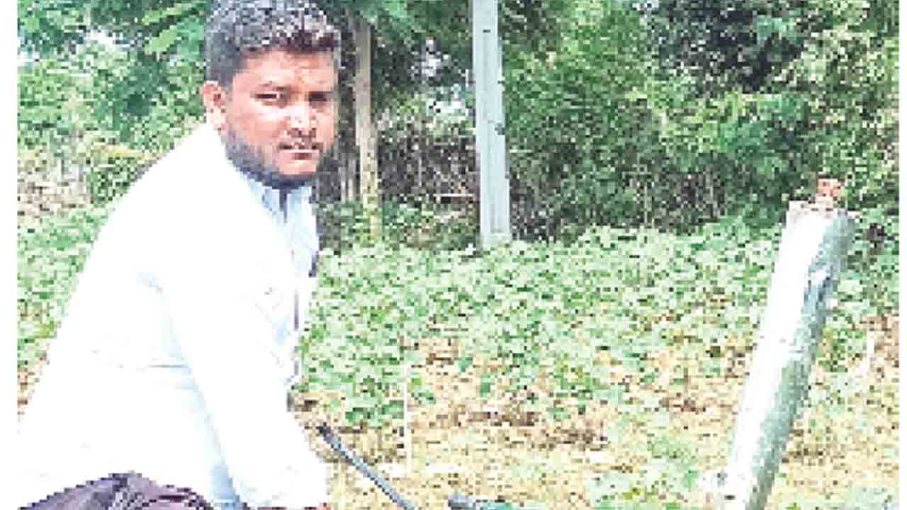 కష్టాన్ని చదివి..కలుపు యంత్రం తయారీ