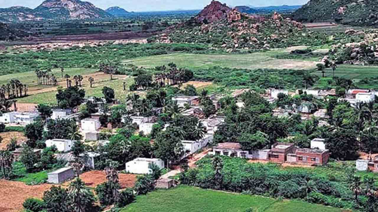 Assam |  ప్రభుత్వం కనీస సౌకర్యాలు కల్పించకపోవడంతో ఊరు వదిలి వెళ్లిన ప్రజలు.. అస్సాంలోని ఓ పల్లెలో దుస్థితి