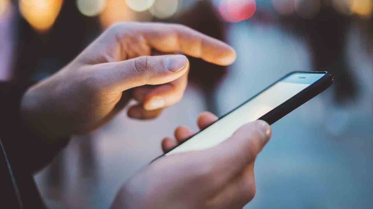 విద్యార్థులు స్కూల్‌కు ఫోన్‌ తేవొద్దు