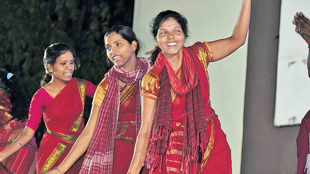 సారథి కళాకారులకు 30% పీఆర్సీ