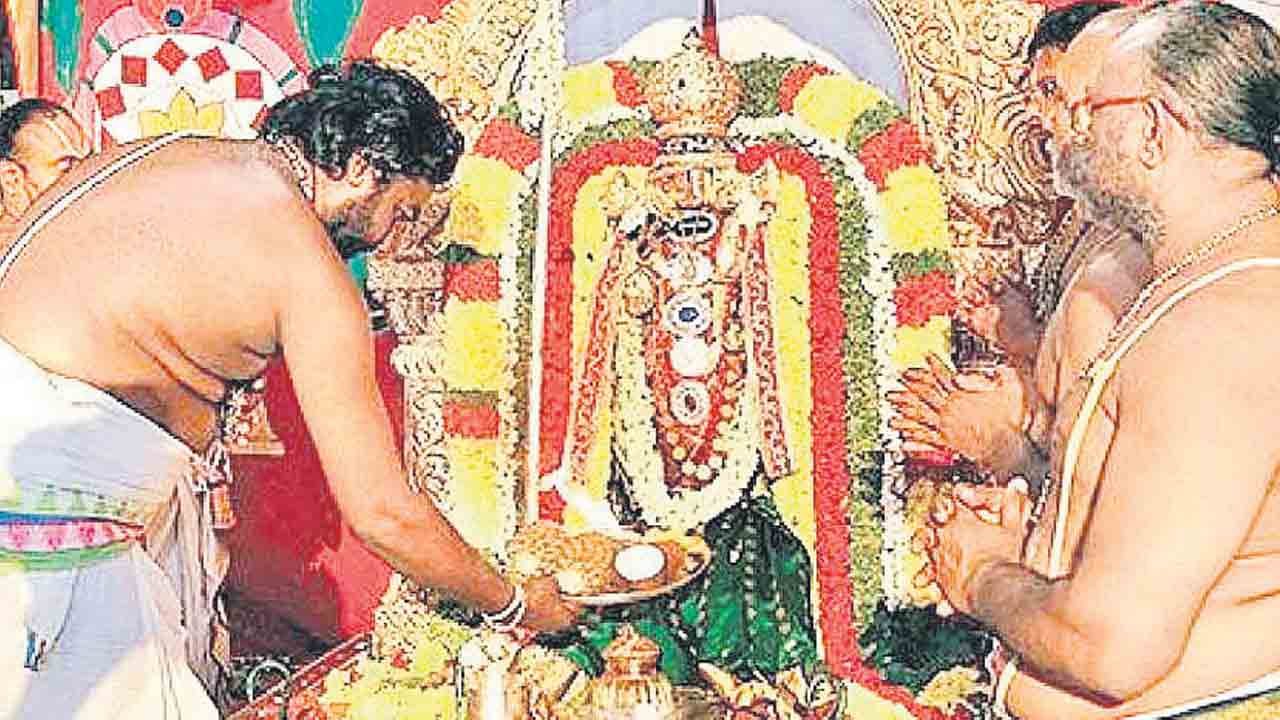 అర్చకుల గౌరవ భృతి రూ.పది వేలు