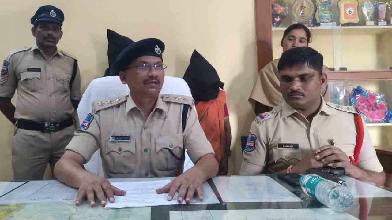 భార్యను హత్య చేసిన వ్యక్తి అరెస్టు