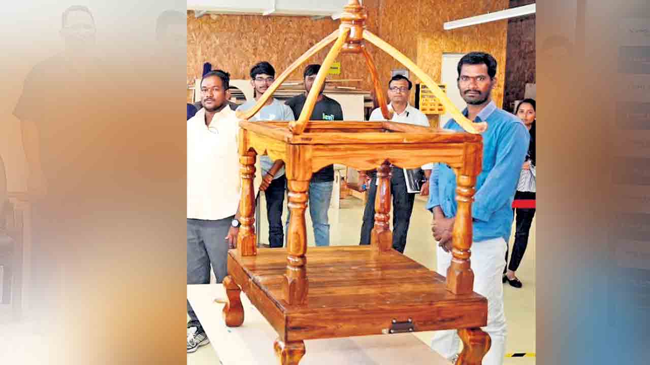 మడత పెట్టే వ్రత పీఠం