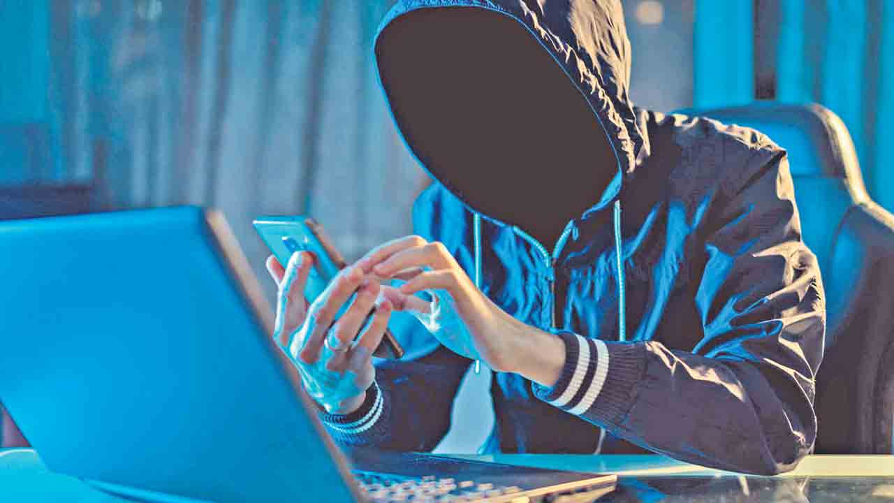 Cyber crime |  పంథా మారుస్తున్న సైబర్‌ నేరగాళ్లు.. ఉద్యోగులు, సాఫ్ట్‌వేర్‌ ఇంజినీర్లే లక్ష్యంగా మోసాలు
