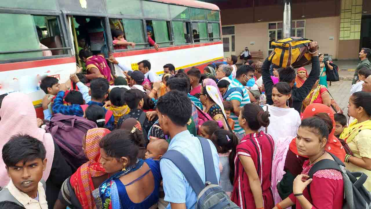 రాఖీ పండుగ వేళ.. కిటకిటలాడిన బస్టాండ్లు