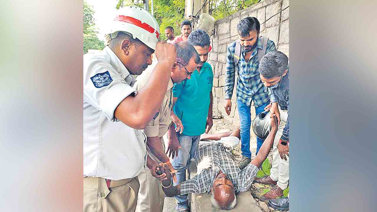 రోడ్డుపై వ్యక్తికి గుండెపోటు