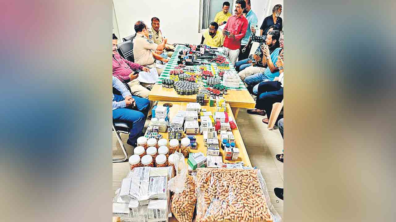 డ్రగ్స్‌ విక్రయిస్తున్న ఇద్దరి అరెస్టు