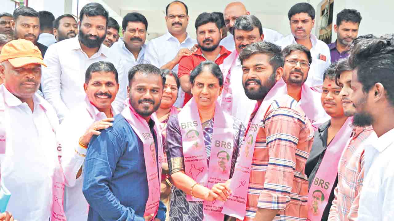 గులాబీ గూటికి వలసల జోరు..