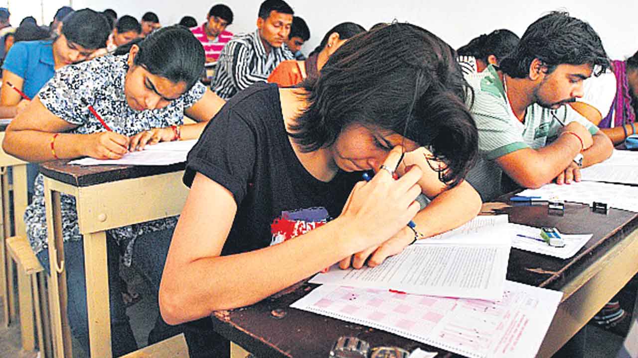 పోటీ పరీక్షల సాగదీతతో నష్టం