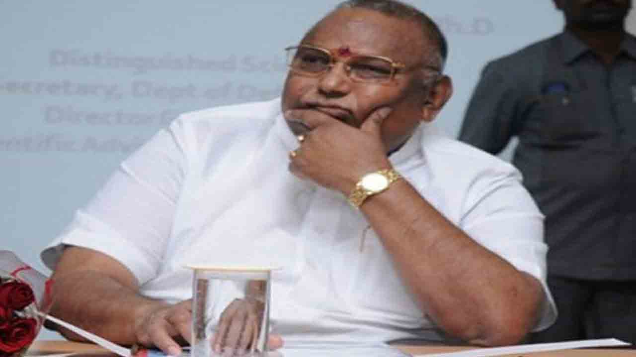 మాజీ ఎంపీ రాయపాటి ఇంట్లో ఈడీ సోదాలు
