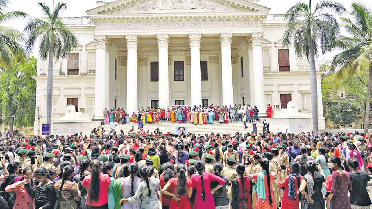 శత వసంతాల..కోఠి కళాశాల