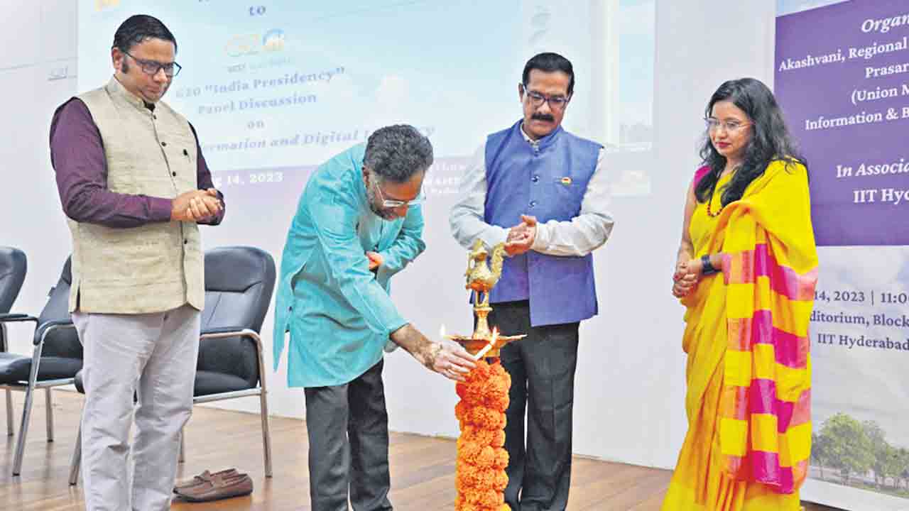 డిజిటల్‌ లిటరసీలో ఐఐటీ ముందంజ