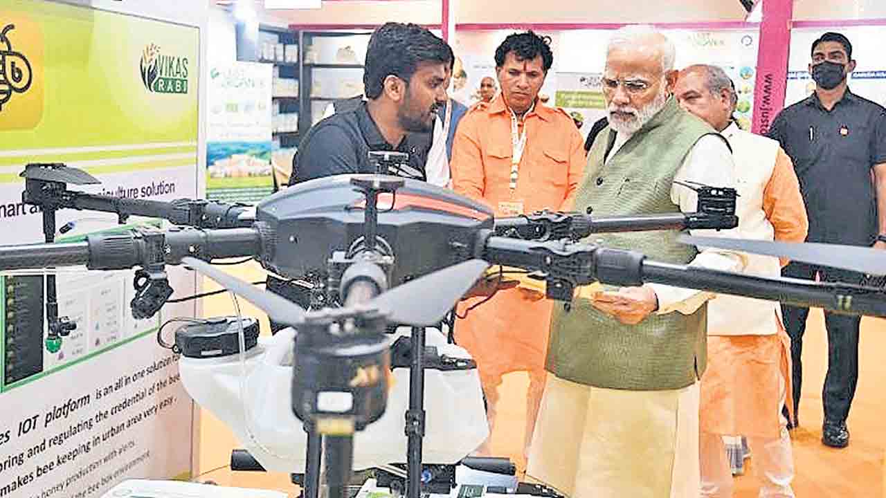 గ్రామీణ మహిళలకు డ్రోన్ల నిర్వహణపై శిక్షణ