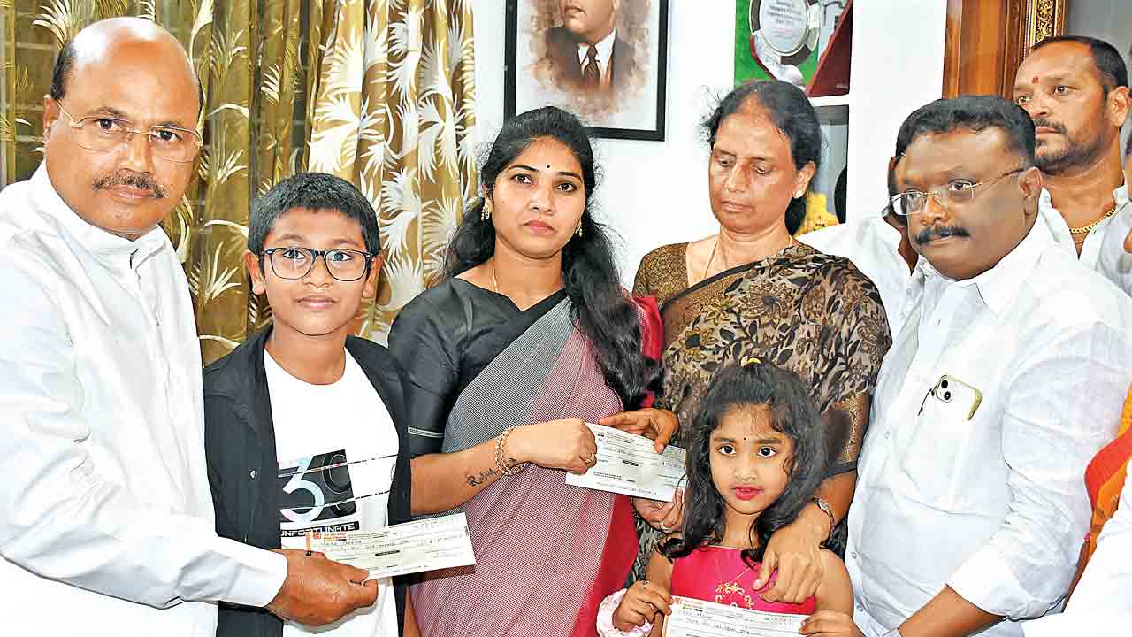 కంటికి రెప్పలా.. కన్నతండ్రిలా..