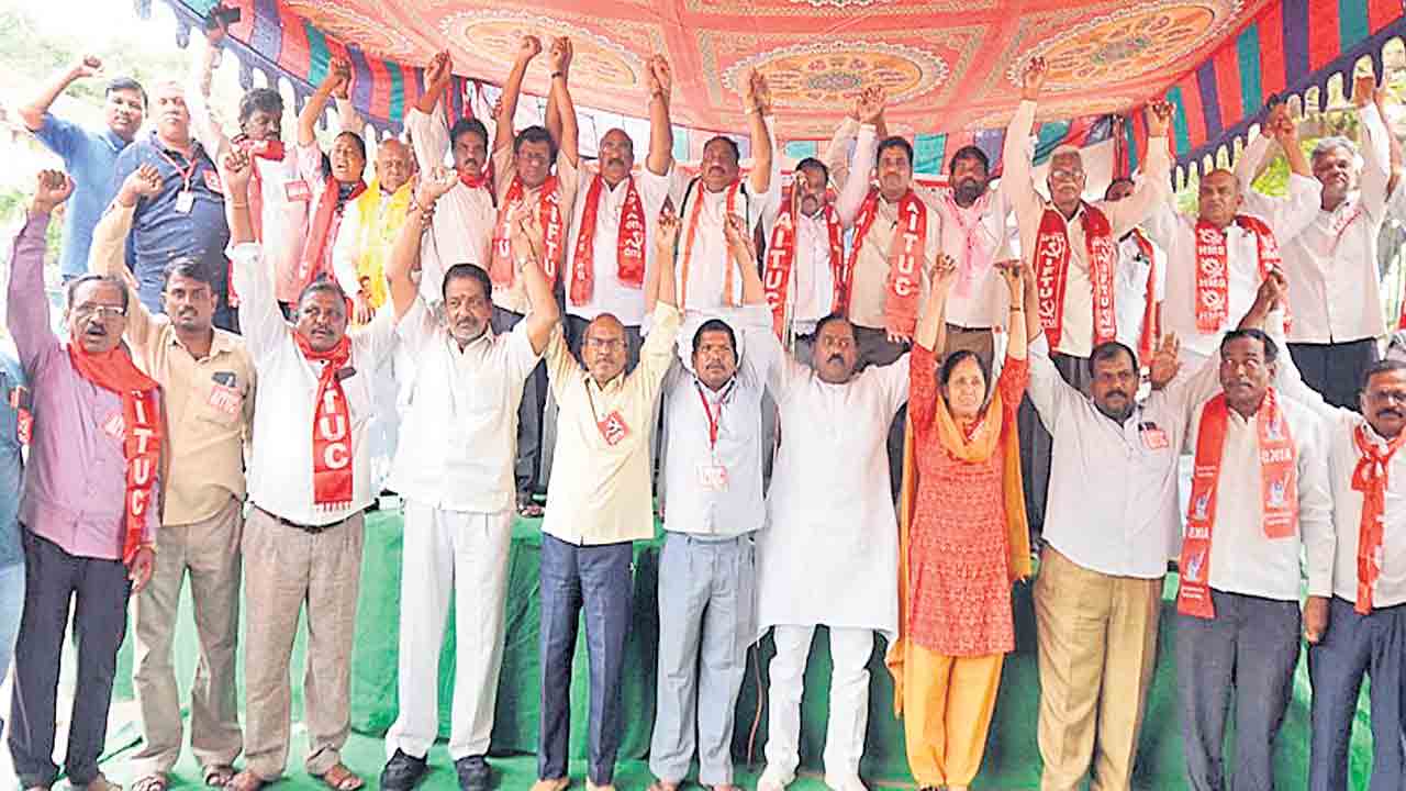 కేంద్ర ప్రభుత్వ కార్మిక వ్యతిరేక విధానాలను ఎండగడదాం..