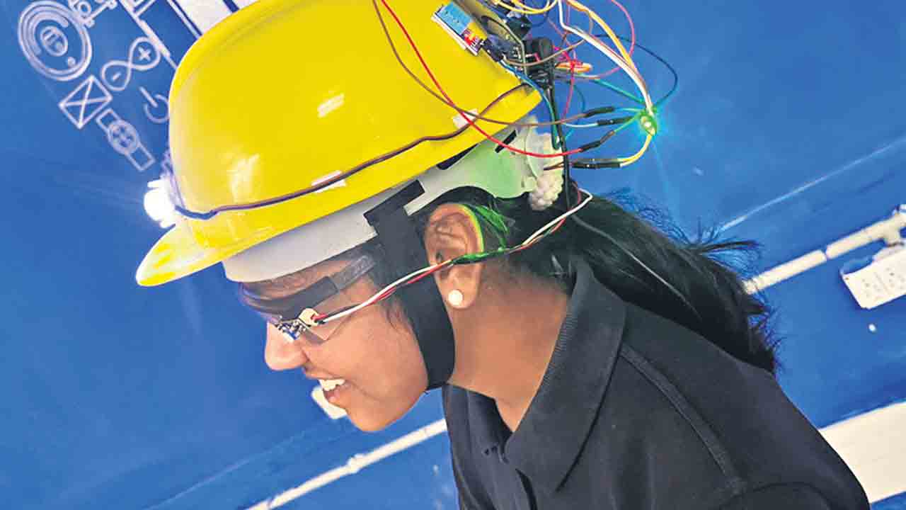 Smart Helmet |  ఝాన్సీ ఐడియా గ్రేట్.. ‘స్మార్ట్ హెల్మెట్’తో అంతర్జాతీయ ప్రదర్శనకు నిర్మల్ జిల్లా విద్యార్థిని