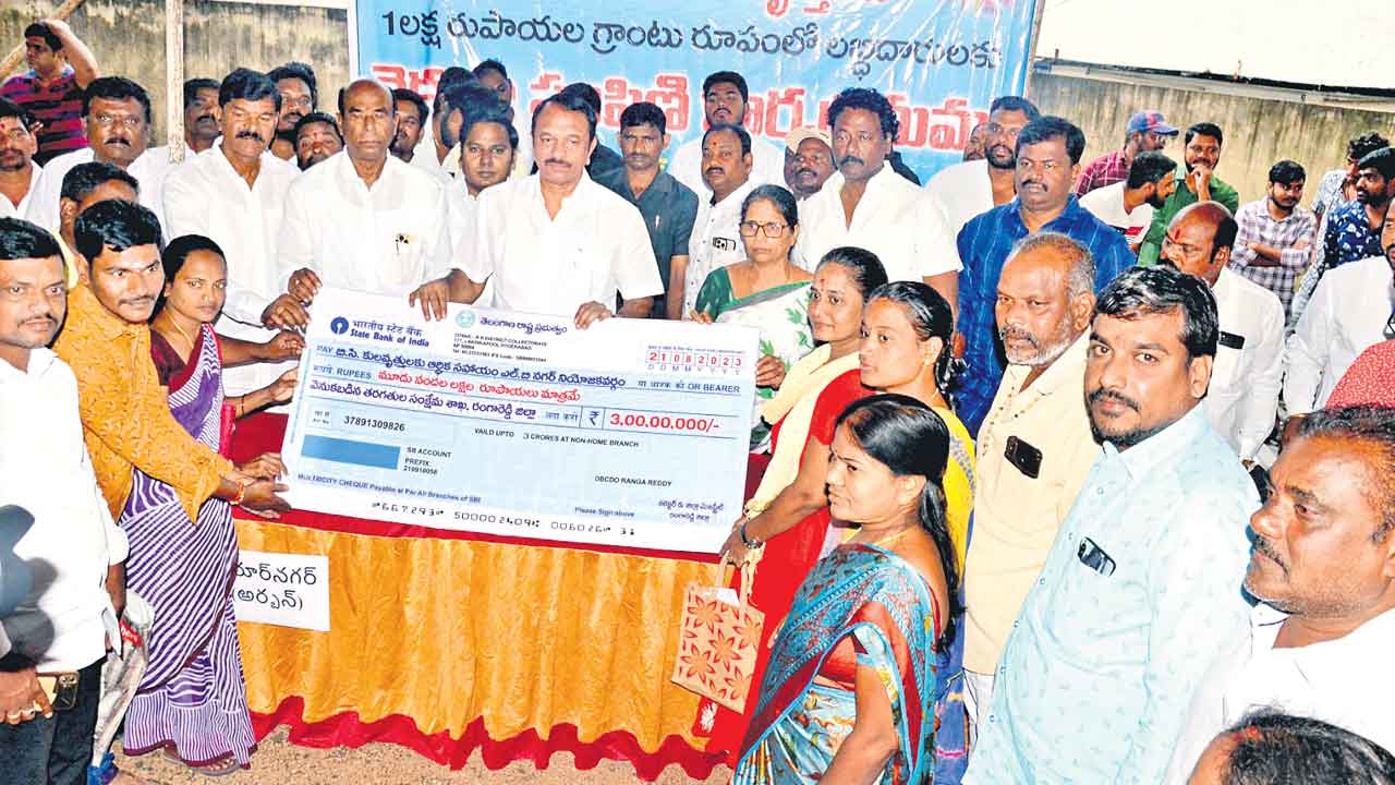 బడుగుల ప్రభుత్వం అర్హులందరికీ బీసీ బంధు