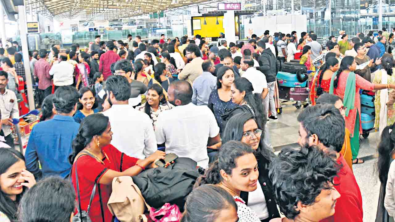 శంషాబాద్‌ ఎయిర్‌పోర్టుకు పెరిగిన రద్దీ