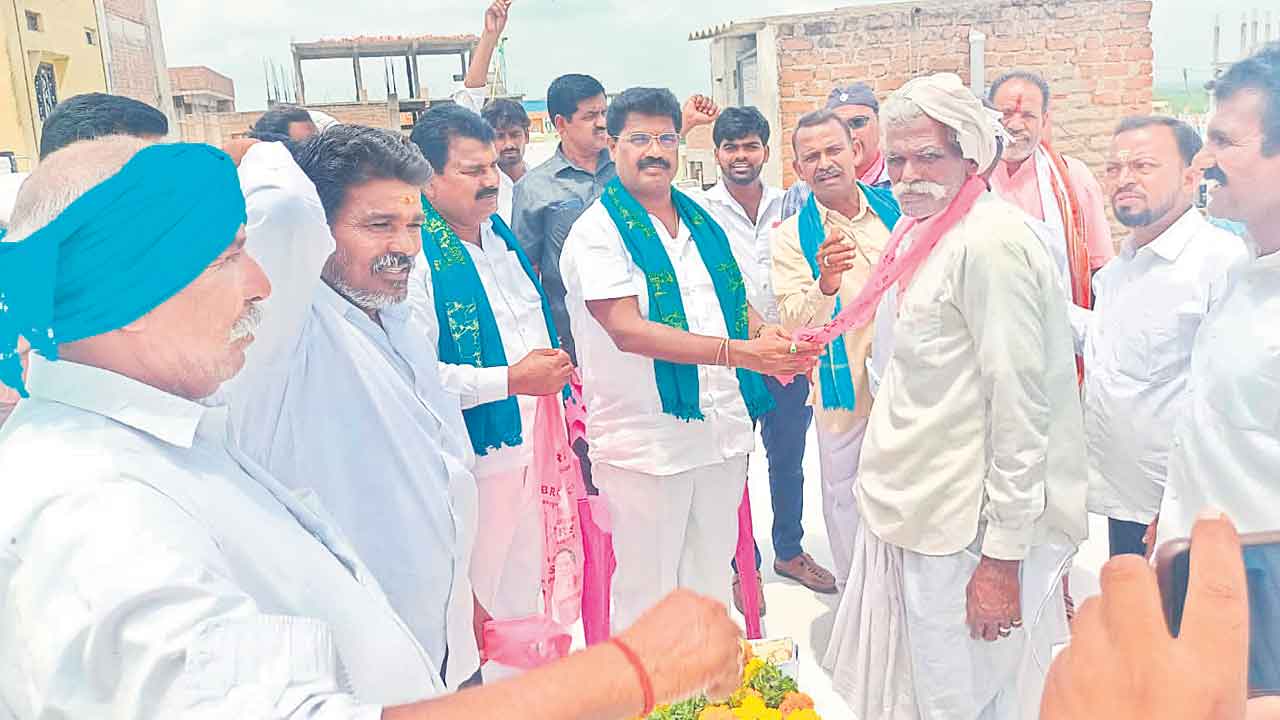 గిరిజనుల అభ్యున్నతికి కేసీఆర్‌ పెద్దపీట