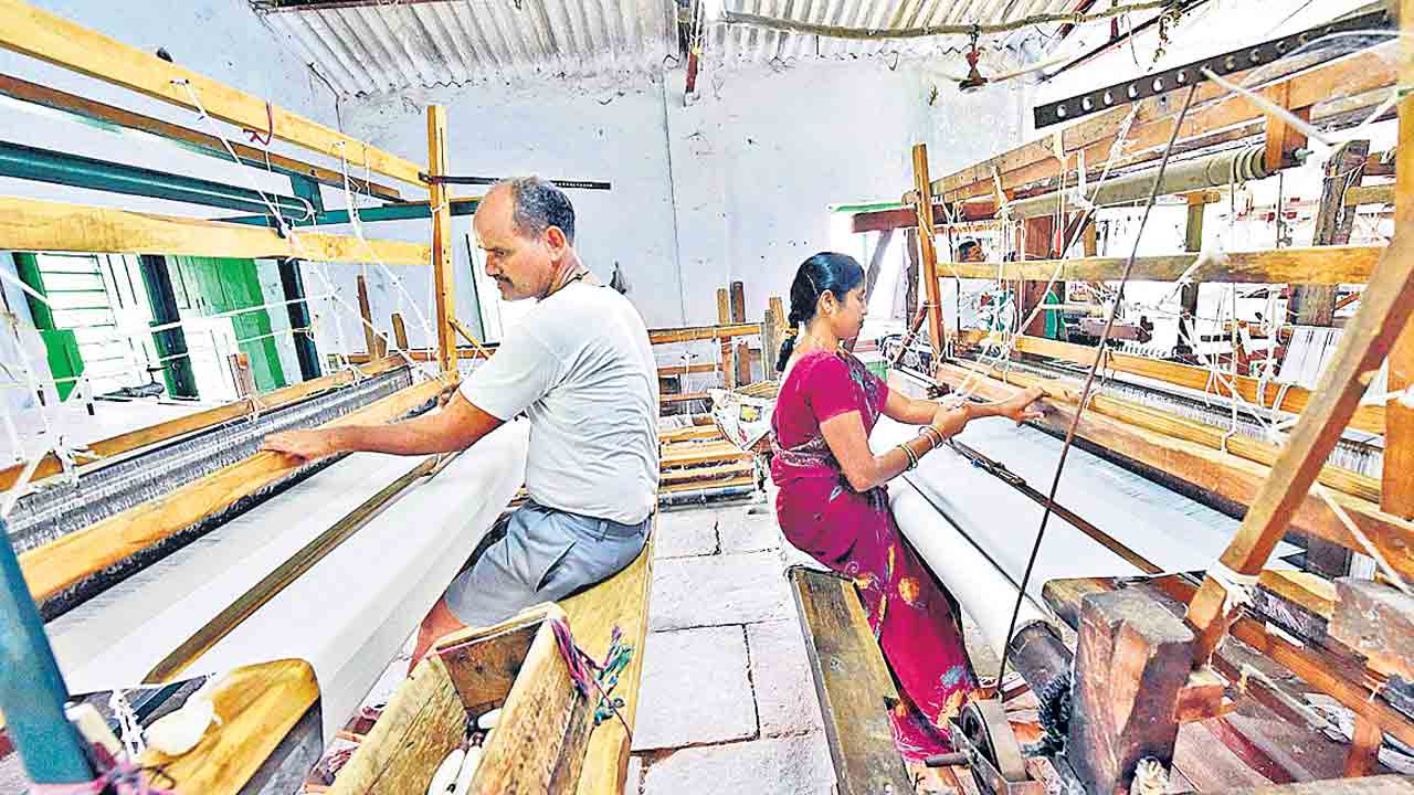 జీఎస్టీ పెంపుతో మగ్గానికి ఉరి