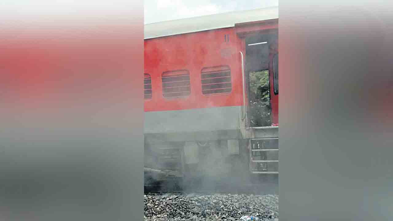 ఇంటర్‌ సిటీ ఎక్స్‌ప్రెస్‌లో పొగలు