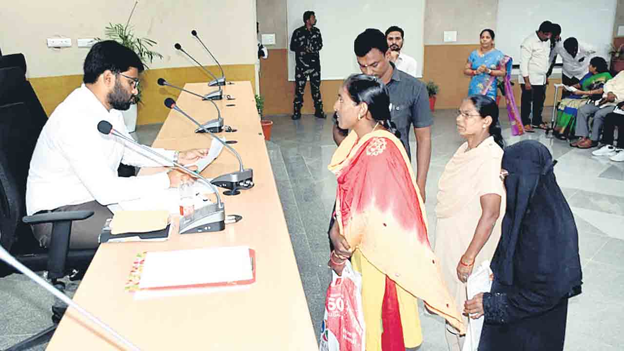 పోలింగ్‌ కేంద్రాలను గుర్తించాలి