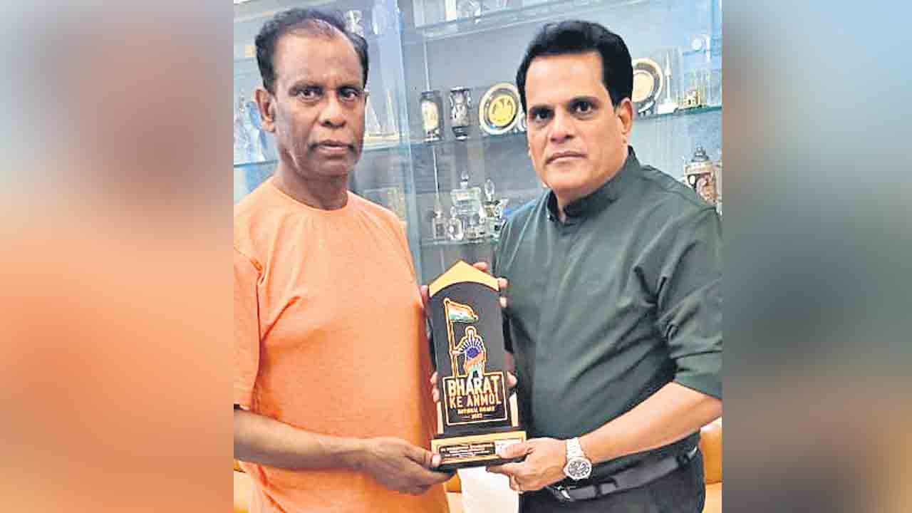 ముజీబ్‌కు ‘భారత్‌ కే అన్మోల్‌’ అవార్డు