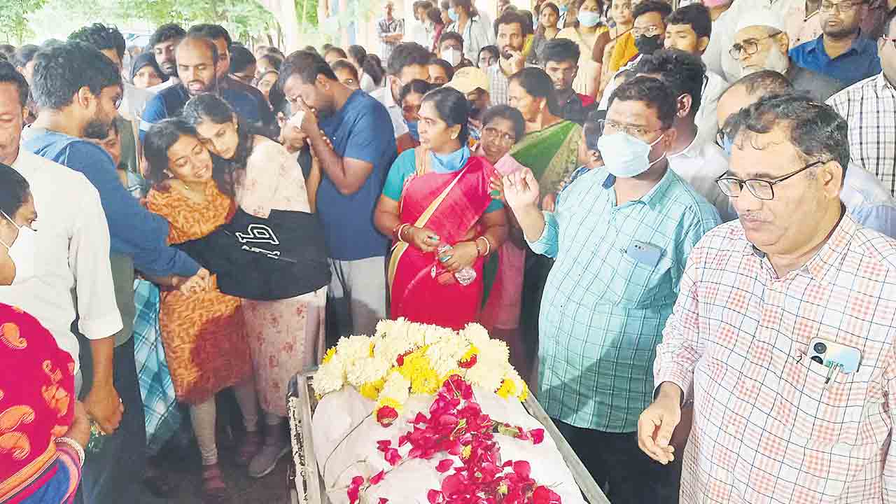 వైద్య విద్యార్థికి అశ్రునివాళి