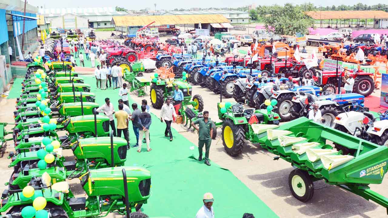 సాగుకు యంత్రం దన్ను