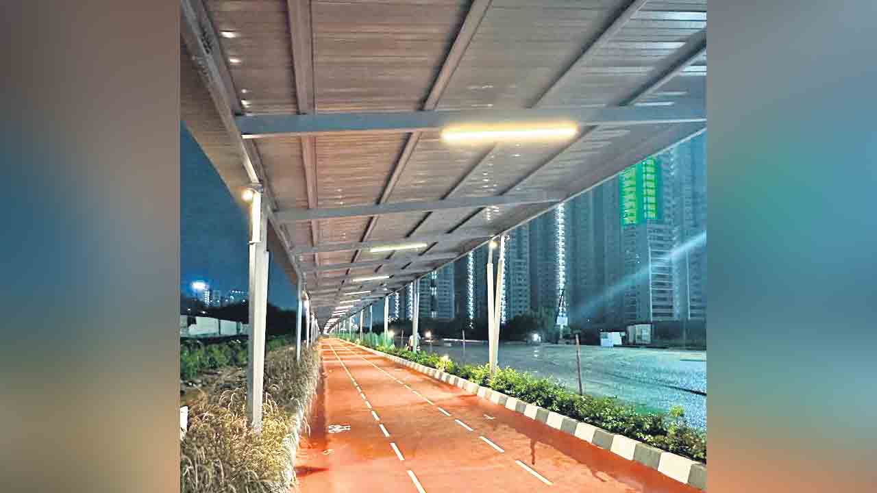 సోలార్‌ వెలుగుల్లో సైకిల్‌ ట్రాక్‌