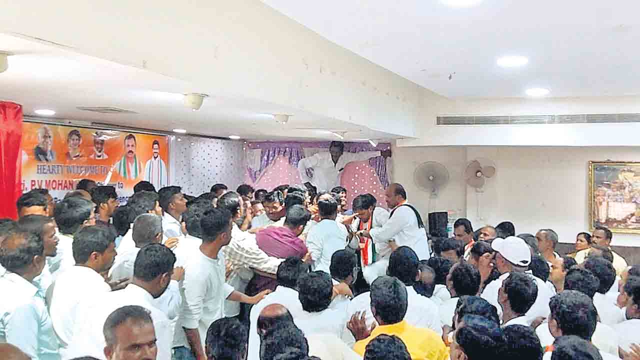 వనపర్తి కాంగ్రెస్‌లో భగ్గుమన్న వర్గపోరు