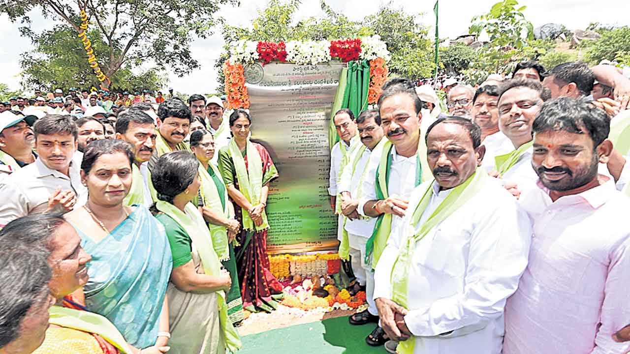 పుడమి తల్లికి పచ్చని తోరణం