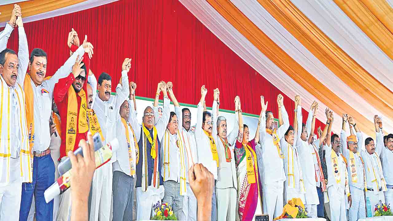 ఎన్నికల్లో టికెట్లు ఇవ్వాలి