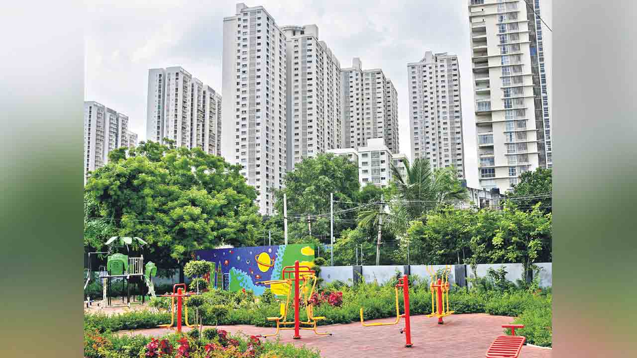 పిల్లలు ఆడుకునేందుకు.. పెద్దలు వ్యాయామం చేసేందుకు.. నగర వాసులకు పార్కులు