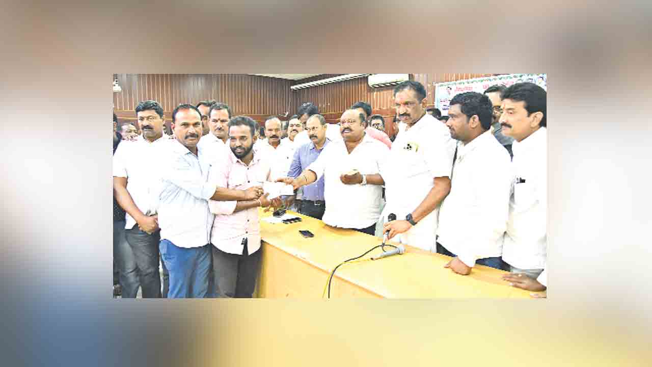 లక్ష సాయానికి కసరత్తు