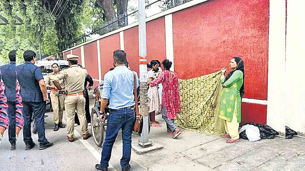 యూపీ రాజ్‌భవన్‌ వద్దరోడ్డుపై మహిళ ప్రసవం