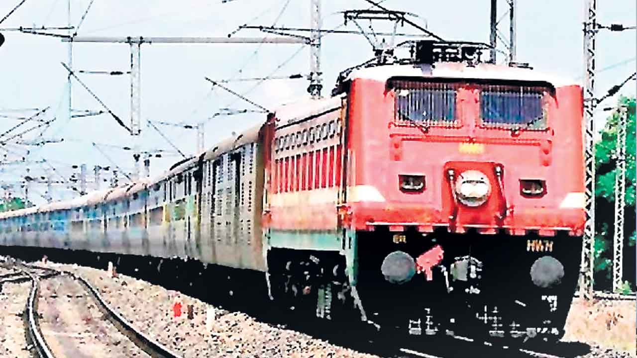 Indian Railways | ప్రతి నాలుగు రైళ్లలో ఒకటి లేటే.. 73 శాతానికి దిగజారిన సమయపాలన