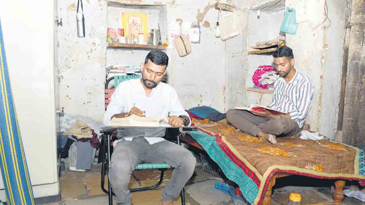 Karimnagar |  పట్టుదల ఉంటే సాధించలేనిదేమీ లేదని నిరూపించిన పేదింటి బిడ్డలు..