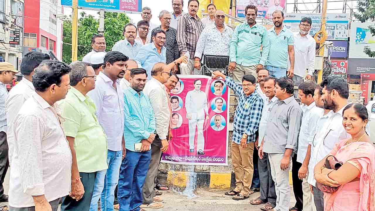 రేషన్‌ డీలర్ల సంబురాలు
