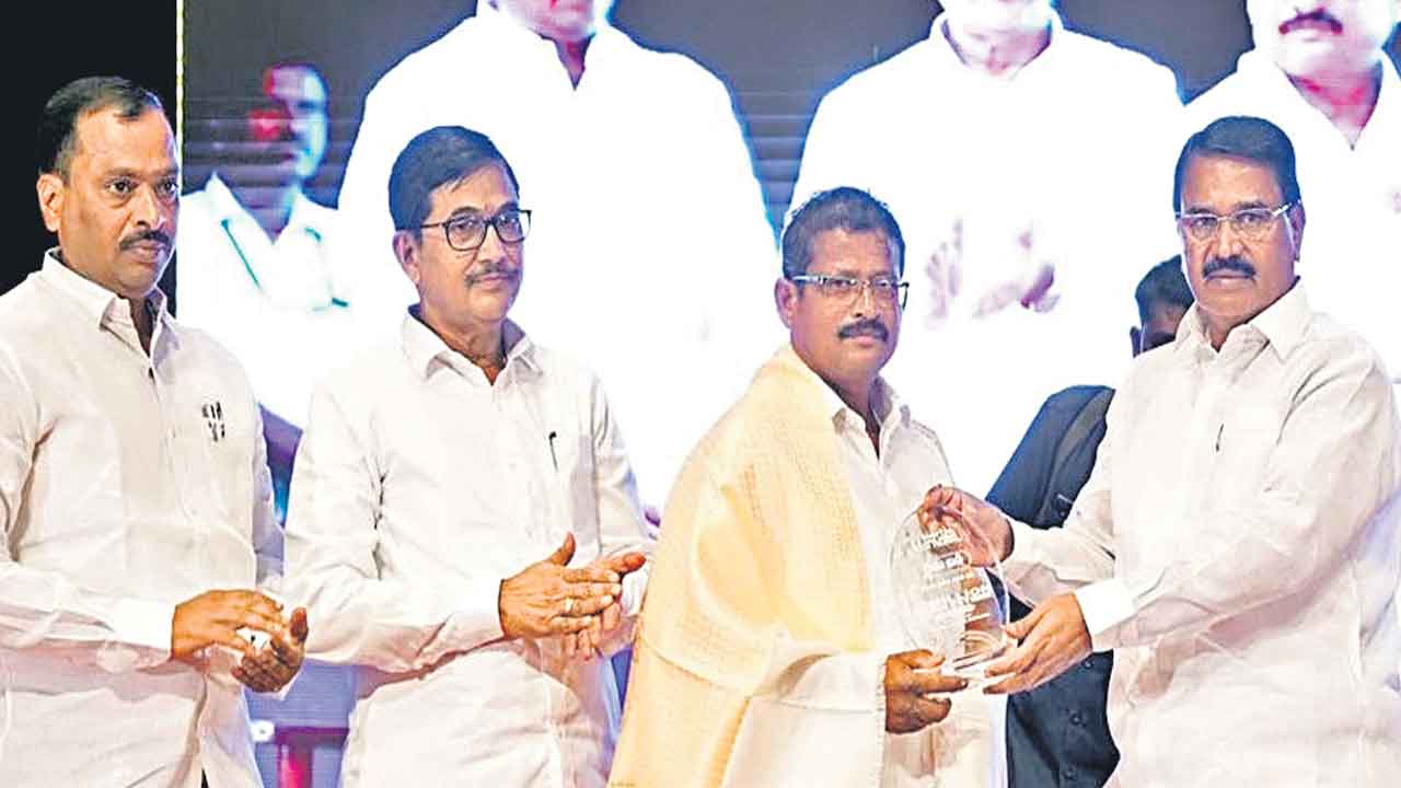 మన రైతులు తలెత్తుకొని జీవిస్తున్నారు