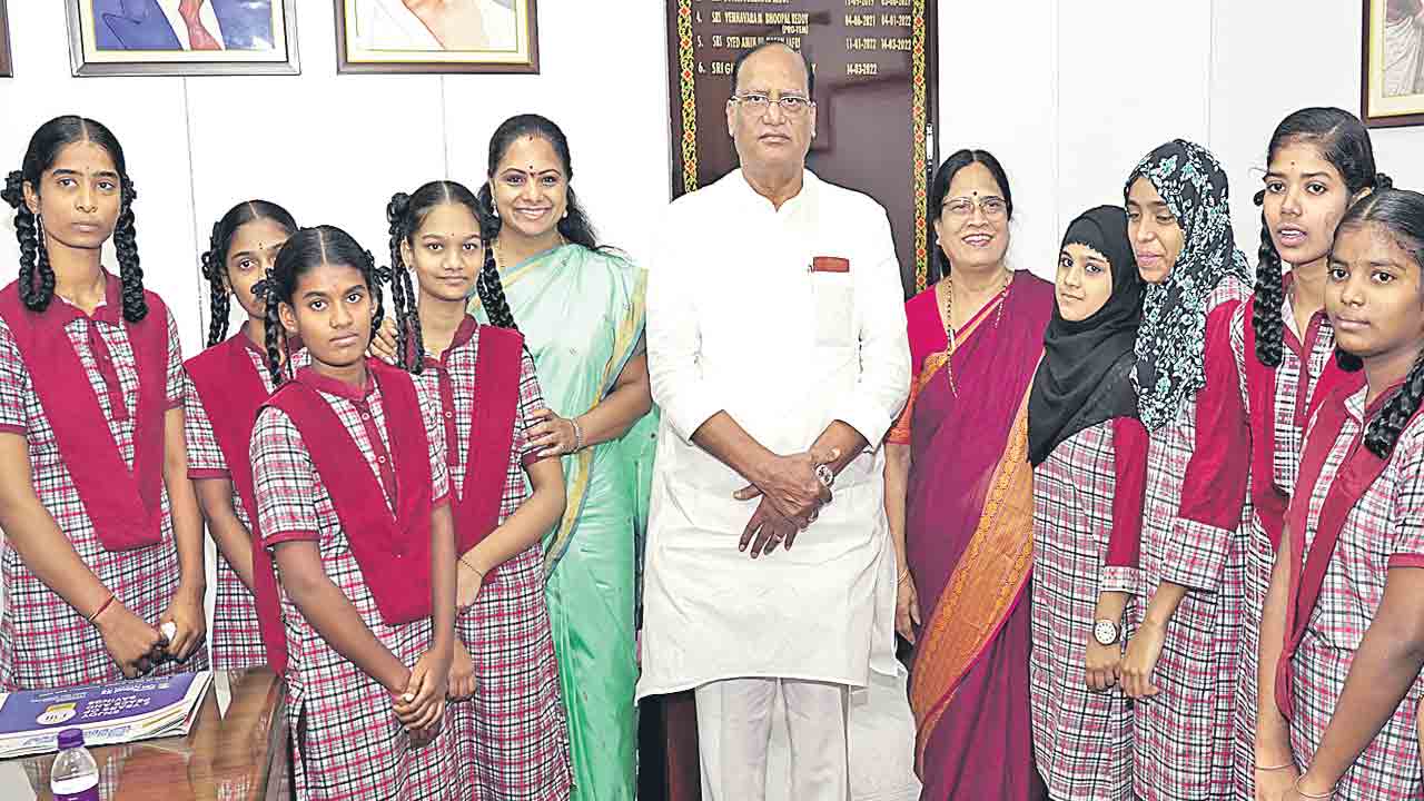 శాసనమండలిని సందర్శించిన విద్యార్థులు