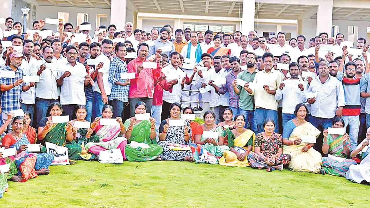 బీజేపీ, కాంగ్రెస్ నేతలకూ సంక్షేమ ఫలాలు