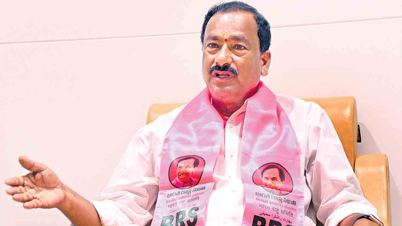 బస్తీల్లో బాధలు వింటూ..బాధ్యతగా నెరవేరుస్తూ