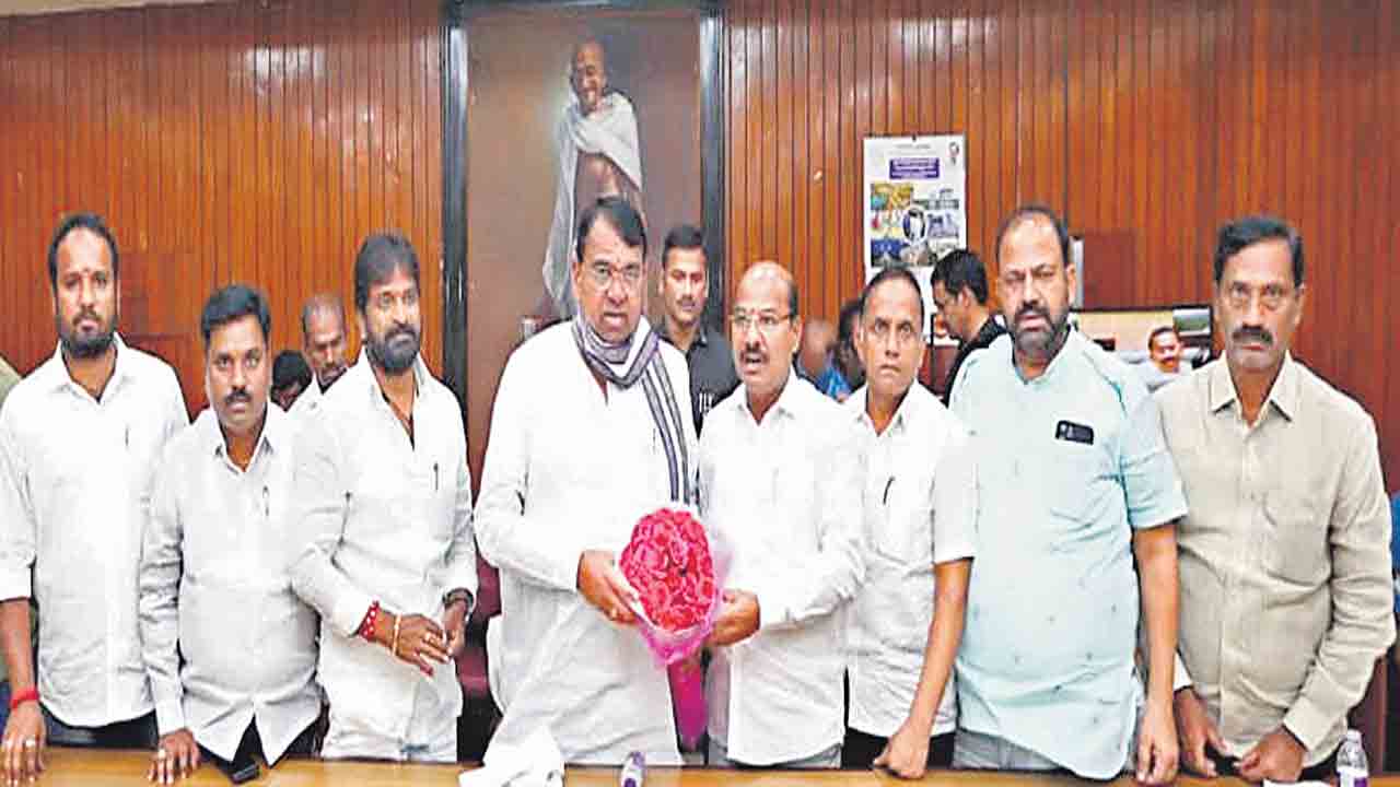 ఉద్యోగులు ప్రభుత్వానికి గుండెకాయ