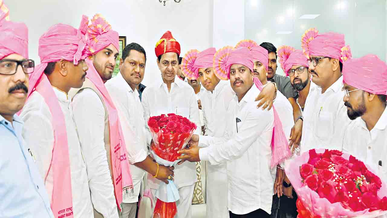 బీఆర్‌ఎస్‌లో క్రాంతికారి షెత్కరీ విలీనం