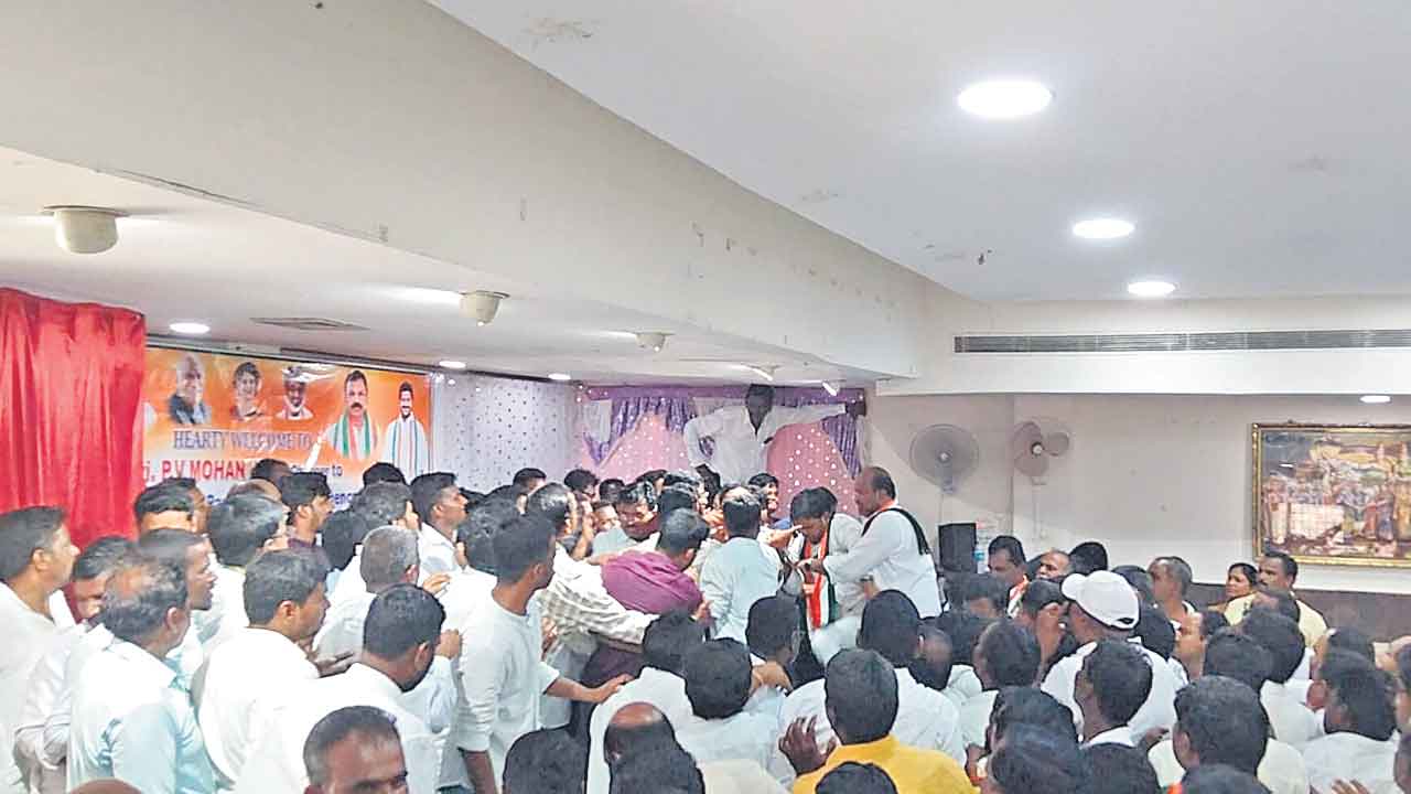 Congress |  ఎన్నికలకు ముందే తన్నుకుంటున్న కాంగ్రెస్‌ నేతలు.. ఈసడించుకుంటున్న ప్రజలు